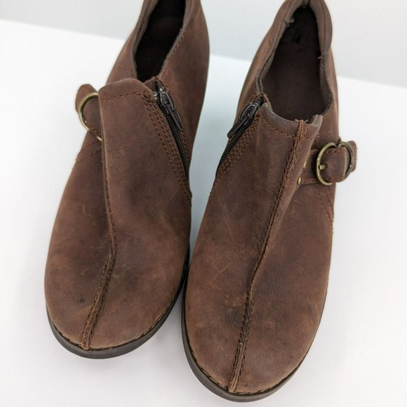 Clarks Carlisle Booties 7 Cafe Brown Oily Leather Side Zip Buckle Accent Heeled - Picture 5 of 13